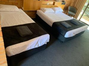 Krevet ili kreveti u jedinici u objektu Jumbuck Motor Inn - POOL - PET FRIENDLY SECTION - KING BEDS