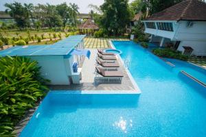 una piscina con un tobogán en un complejo en Nihara Resort and Spa Cochin, en Kochi
