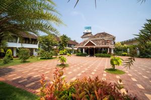 um pátio de tijolos em frente a um edifício em Nihara Resort and Spa Cochin em Cochin