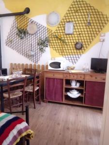 Pokój ze stołem i jadalnią w obiekcie Agriturismo Alla Mal Parata w Albendze