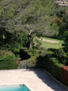a view of the golf course from the house at Tee 4 in Nîmes