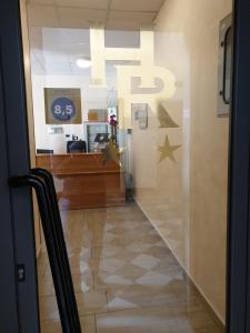 - une vue sur l'entrée d'une salle d'attente dans l'établissement Hotel Ricci, à Gênes