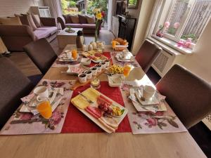 a table with food and drinks on top of it at La Rose in Overpelt