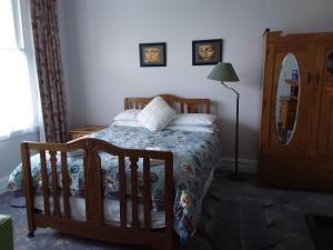 a bedroom with a bed and a lamp and a mirror at The Villa in Oamaru