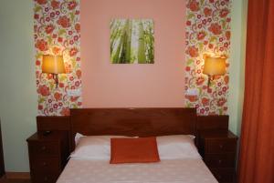 A bed or beds in a room at Pensao Flor Da Baixa
