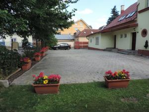 A garden outside Apartments Zámoček Staré časy