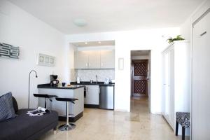 Kitchen o kitchenette sa Sea front studio with spacious balcony Santa Clara