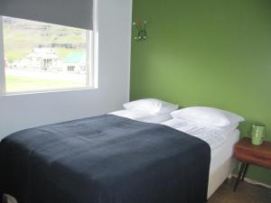 Postel nebo postele na pokoji v ubytování Seydisfjördur Apartment