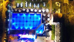 Una vista aérea de un edificio con relojes. en Aloria Garden Hotel, en Erdek