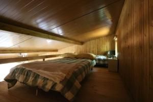Quinta do Castro Wood House في ماركو دي كانافيسس: غرفة نوم بسرير في غرفة خشبية