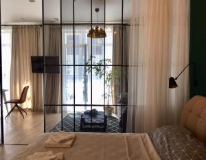 - une chambre avec un lit et un mur en verre dans l'établissement MODERN LUXURY Apartment in the heart of Kiev, à Kiev