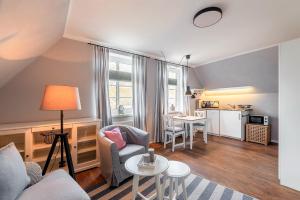 - un salon avec un canapé et une table dans l'établissement Friesen-Lodge Apartments, à Breklum