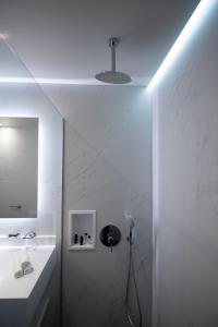 Baðherbergi á Messinian Icon Hotel & Suites
