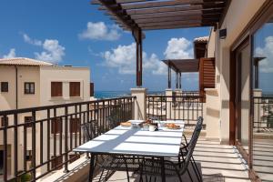 Balkoni atau teres di Aphrodite Hills Rentals - Premium Serviced Apartments