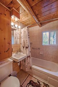Ett badrum på Grandma's Cabin Yellowstone Vacation Home
