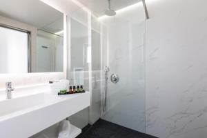 Baðherbergi á Messinian Icon Hotel & Suites