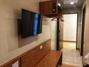 TV a/nebo společenská místnost v ubytování Coron Soleil Express Hotel