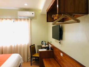 TV a/nebo společenská místnost v ubytování Coron Soleil Express Hotel