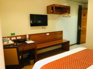 TV a/nebo společenská místnost v ubytování Coron Soleil Express Hotel