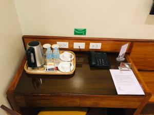 Příslušenství pro přípravu čaje a kávy v ubytování Coron Soleil Express Hotel