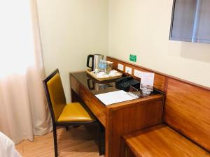 Příslušenství pro přípravu čaje a kávy v ubytování Coron Soleil Express Hotel