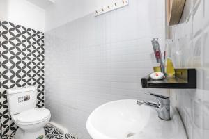 un bagno con un water bianco e un lavandino di GIS Hotel Nha Trang & Motorbike Rental a Nha Trang Altre 32 foto