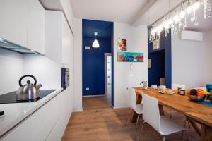 Il comprend une cuisine et une salle à manger avec une table en bois. dans l'établissement Lido's Garden Apartment, sur le Lido de Venise