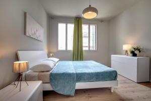 Postel nebo postele na pokoji v ubytování Lido's Garden Apartment