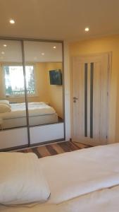ウケンチンにあるBursztyn Blu Mareのベッドルーム1室(ベッド2台、大きな鏡付)