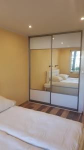 ウケンチンにあるBursztyn Blu Mareのベッドルーム1室(ベッド2台、大きな鏡付)