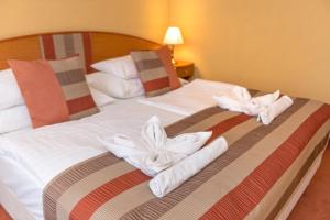 Postel nebo postele na pokoji v ubytování Hotel Spa Hévíz