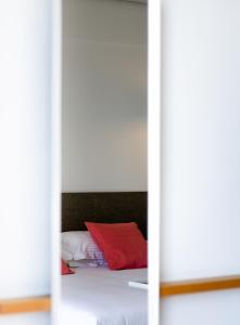 Rúm í herbergi á Messinian Icon Hotel & Suites