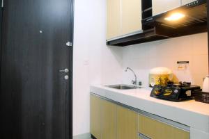Kuchyň nebo kuchyňský kout v ubytování Best Location Studio Park View Condominium Apartment By Travelio