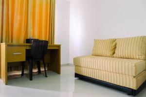 Posezení v ubytování Best Location Studio Park View Condominium Apartment By Travelio