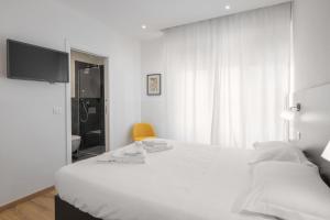 Postel nebo postele na pokoji v ubytování ParcoSantaTeresa Suites LOC-02279
