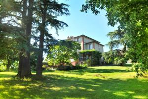 a house in the middle of a yard with trees at Clos Saint-Blaise in Albi