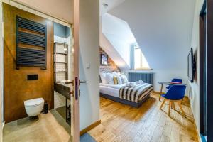 una piccola camera con letto e bagno di Aparthotel Delta Top a Cracovia