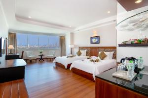 Postel nebo postele na pokoji v ubytování Muong Thanh Luxury Song Han Hotel