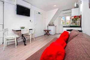 salon z kanapą i stołem w obiekcie Apartman Delfin w Rovinj
