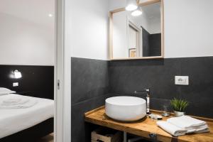 Postel nebo postele na pokoji v ubytování ParcoSantaTeresa Suites LOC-02279