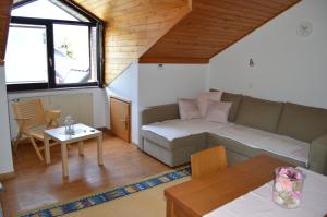 uma sala de estar com um sofá e uma mesa em Apartment Viki em Kranjska Gora