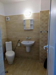 een badkamer met een toilet en een wastafel bij Ethno guest suite in Primorsko
