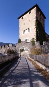 un grande edificio in pietra con un arco su strada di Ferienresidenz von Planta a Pratval