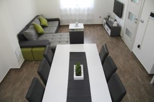 Ein Sitzbereich in der Unterkunft Apartman Ivana