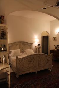 um quarto com uma cama grande e almofadas brancas em Le Terrazze Del Chianti em Tavarnelle in Val di Pesa