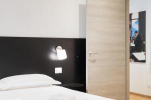 Postel nebo postele na pokoji v ubytování ParcoSantaTeresa Suites LOC-02279