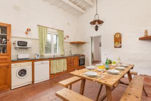 A kitchen or kitchenette at Finca Binicalaf Vell