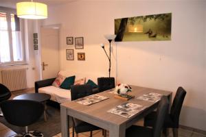 - un salon avec une table et un canapé dans l'établissement Maison Toulousaine avec jardin, à Toulouse