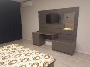 Μια τηλεόραση ή/και κέντρο ψυχαγωγίας στο Apartments Yes