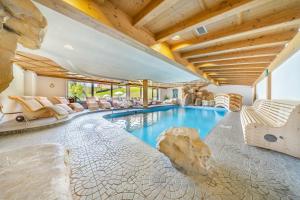 The swimming pool at or close to Dolomitenhotel Weisslahnbad